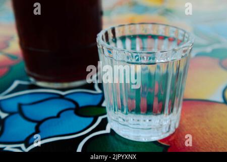 Ein Glas Mezcal auf einem Tisch in einer Bar in Oaxaca-Stadt, Mexiko Stockfoto
