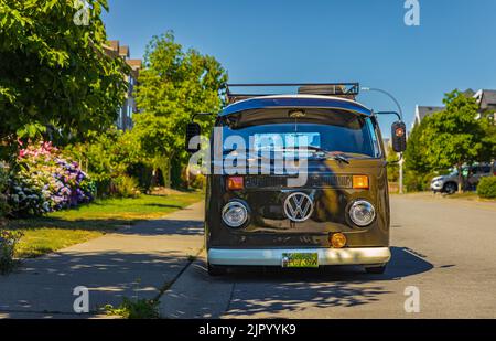 Grüner Volkswagen Transporter Typ 2 im Retro-Stil. Ein klassischer Volkswagen Typ 2 Minibus parkte an sonnigen Sommertagen auf der Straße. Niemand, Reise pho Stockfoto