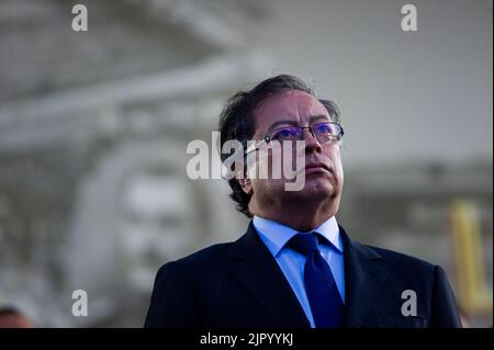 Bogota, Kolumbien. 20. August 2022. Der kolumbianische Präsident Gustavo Petro während der Vereidigung des kolumbianischen Verteidigungsministers Ivan Velasquez und der militärischen Kommandozeile auf der „Escuela militar de Cadetes, General Jose Maria Cordova“ in Bogota, Kolumbien, am 20. August 2022. Foto: Chepa Beltran/Long Visual Press Kredit: Long Visual Press/Alamy Live News Stockfoto