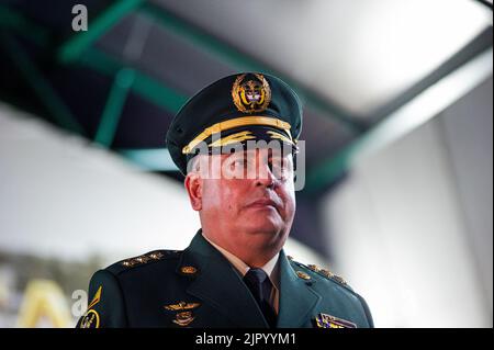 Bogota, Kolumbien. 20. August 2022. Der kolumbianische Kommandant der Streitkräfte, General Helder Fernan Giraldo, während der Vereidigung des kolumbianischen Verteidigungsministers Ivan Velasquez und der militärischen Kommandozeile auf der 'Escuela militar de Cadetes, General Jose Maria Cordova' in Bogota, Kolumbien, am 20. August 2022. Foto: Chepa Beltran/Long Visual Press Kredit: Long Visual Press/Alamy Live News Stockfoto