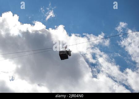 (220821) -- PEKING, 21. August 2022 (Xinhua) -- Restaurierungsmaterialien werden über die Seilbahn am Jiankou-Abschnitt der Großen Mauer in Peking, der Hauptstadt Chinas, am 16. August 2022 transportiert. Der Jiankou-Abschnitt der Großen Mauer, einst unter den Wanderern als „verlassene große Mauer“ bekannt, liegt im Vorort Huairou in Peking und gilt als einer der gefährlichsten Teile der Reliquie. Ein Restaurierungsprojekt, das sich hauptsächlich auf eine 1.678 Meter lange Wand mit 8 Wachtürmen im westlichen Teil des Abschnitts Jiankou konzentriert, wird voraussichtlich Ende Oktober abgeschlossen sein. Das Projekt wird i umgesetzt Stockfoto