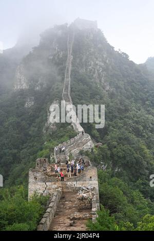 (220821) -- PEKING, 21. August 2022 (Xinhua) -- Medienfachleute decken die neuen archäologischen Entdeckungen im forschungsbasierten Restaurierungsteil des Jiankou-Abschnitts der Großen Mauer in Peking, der Hauptstadt Chinas, am 17. August 2022 ab. Der Jiankou-Abschnitt der Großen Mauer, einst unter den Wanderern als „verlassene große Mauer“ bekannt, liegt im Vorort Huairou in Peking und gilt als einer der gefährlichsten Teile der Reliquie. Ein Restaurierungsprojekt, das sich hauptsächlich auf eine 1.678 Meter lange Wand mit 8 Wachtürmen im westlichen Teil des Abschnitts Jiankou konzentriert, wird voraussichtlich vom abgeschlossen Stockfoto