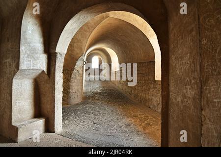 Korridor im Inneren des Schlosses Saint 'Elmo in Neapel, Italien. Stockfoto