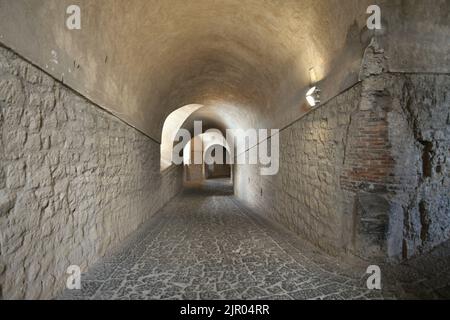 Korridor im Inneren des Schlosses Saint 'Elmo in Neapel, Italien. Stockfoto