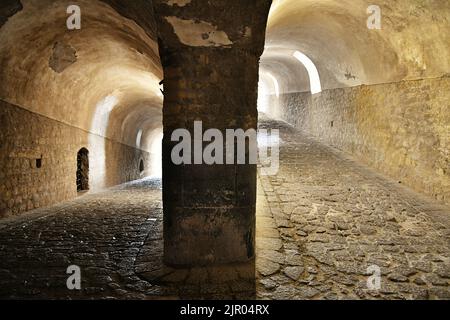 Korridor im Inneren des Schlosses Saint 'Elmo in Neapel, Italien. Stockfoto