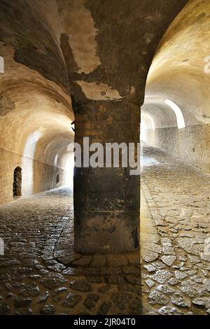 Korridor im Inneren des Schlosses Saint 'Elmo in Neapel, Italien. Stockfoto