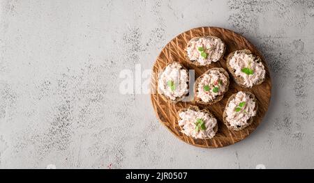 Bruschetta mit Thunfisch-Pastete, Fischrilletten Stockfoto