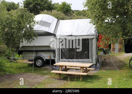 Ein alter Klappwagen auf einem Campingplatz Stockfoto