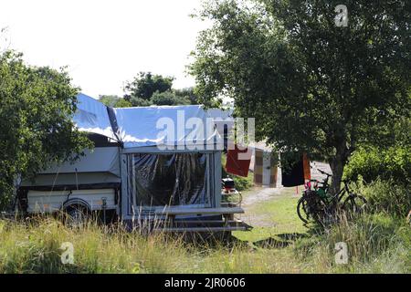 Ein alter Klappwagen auf einem Campingplatz Stockfoto