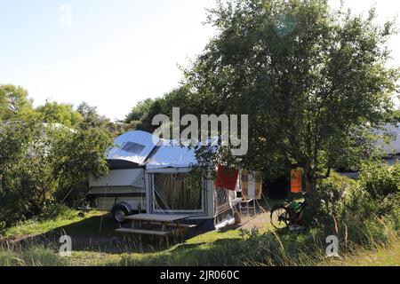 Ein alter Klappwagen auf einem Campingplatz Stockfoto