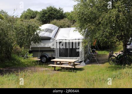 Ein alter Klappwagen auf einem Campingplatz Stockfoto