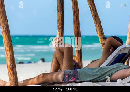 Ein paar männliche Freunde, die sich ausruhen und die Ruhe am Strand von Varadero, Kuba, genießen. Stockfoto