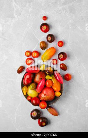 Draufsicht auf Teller mit verschiedenen Tomaten Stockfoto