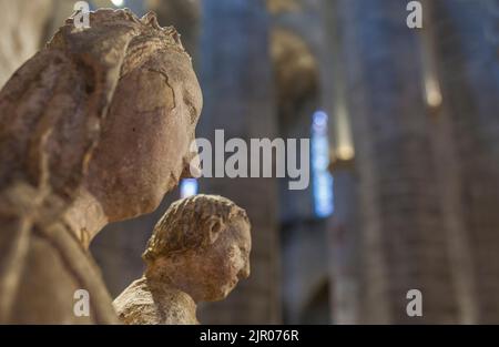 Barcelona, Spanien - Dez 29. 2019: Mittelalterliche steinmadonna mit Kind. Basilika Santa Maria del Mar, Barcelona, Spanien. Selektiver Fokus Stockfoto