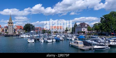 LINDAU, BAYERN, DEUTSCHLAND - 30. MAI 2022: Panorama der Marina in Lindau am Bodensee Stockfoto