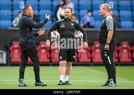 Craig Bellamy Assistant Manager von Burnley chattet mit David Kerslake und Richard O’Donnell Assistant Head Coach von Blackpool während des Aufwärmpuls vor dem Spiel Stockfoto