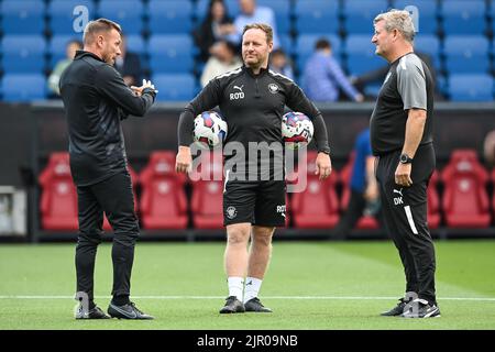 Craig Bellamy Assistant Manager von Burnley chattet mit David Kerslake und Richard O’Donnell Assistant Head Coach von Blackpool während des Aufwärmpuls vor dem Spiel Stockfoto