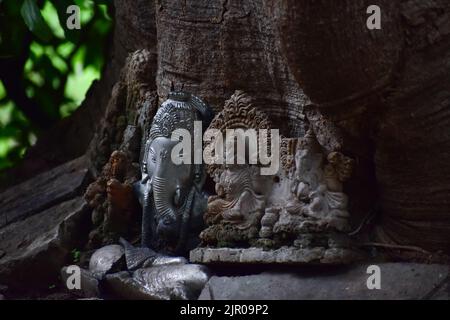 Idole von hinduistischen Göttern unter einem Baum. Stockfoto