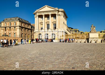Das Schloss von Versailles. Paris Frankreich. Schlange von Touristen am Haupteingang Stockfoto