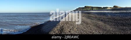Lone Beach Fisherman in Weybourne Nord norfolk england Stockfoto