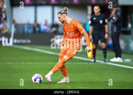 James Ehemann #3 von Blackpool übergibt den Ball Stockfoto