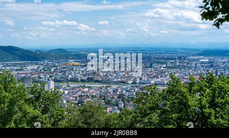 Eine landschaftlich reizvolle Aussicht auf Linz mit dem Postlingberg, einem hohen Hügel am linken Donauufer, Österreich Stockfoto