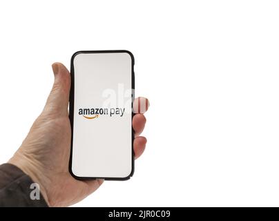 Cardiff Mid Glamorgan UK 20 2022. August Person mit Mobiltelefon und Amazon Pay-Logo auf weißem Hintergrund Stockfoto