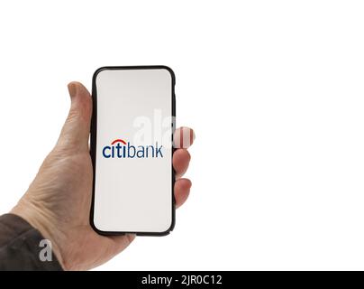 Cardiff Mid Glamorgan UK 20 2022. August Person mit Mobiltelefon und Citibank-Logo auf weißem Hintergrund Stockfoto