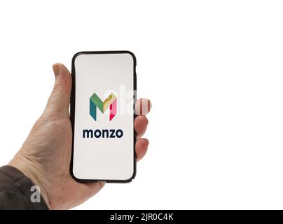 Cardiff Mid Glamorgan UK 20 2022. August Person mit Mobiltelefon und Monzo Bank Logo auf weißem Hintergrund Stockfoto