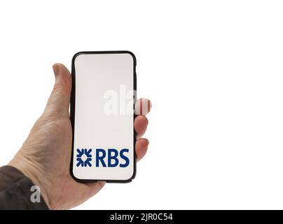 Cardiff Mid Glamorgan UK 20 2022. August Person mit Mobiltelefon und RBS Royal Bank of Scotland Logo auf weißem Hintergrund Stockfoto