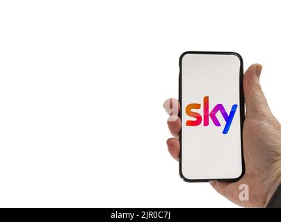 Cardiff Mid glamorgan Wales Großbritannien August 20 2022 Person mit Mobiltelefon mit Logo der digitalen Dienste von Sky Media Stockfoto