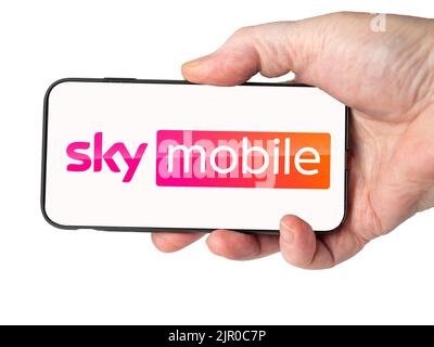 Cardiff Mid glamorgan Wales Großbritannien August 20 2022 Person, die Mobiltelefon mit dem Logo der digitalen Dienste von Sky Mobile auf einem Handy-Bildschirm hält Stockfoto