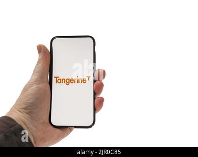 Cardiff Mid Glamorgan UK 20 2022. August Person mit Mobiltelefon und Tangerine Bank Logo auf weißem Hintergrund Stockfoto