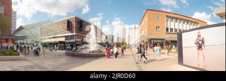 Ein Panorama des Stadtzentrums von Coventry, Großbritannien. Dies ist der Bereich zwischen Market Way und dem Precinct. Die Geschäfte im Lower Precinct befinden sich auf der linken Seite. Stockfoto