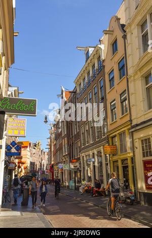 Amsterdam, Niederlande. August 2022. Eine Straßenszene am Zeedijk in Amsterdam. Hochwertige Fotos Stockfoto