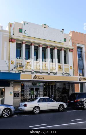 Eines der vielen Art déco-Gebäude, die nach dem Erdbeben von 1931 in der Emerson Street, Napier, einer Küstenstadt an der Hawkes Bay auf der Nordinsel in New ZEAL, erbaut wurden Stockfoto