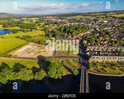 Luftaufnahme des Stadtzentrums von Otley. Eine Marktstadt in West Yorkshire. Otley-Brücke über den Fluss Wharfe mit Blick auf das Otley-Krankenhaus. Stockfoto