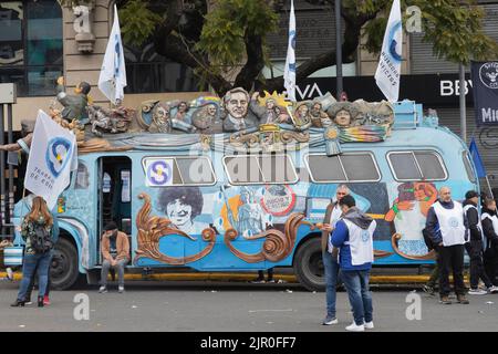 Buenos Aires, Argentinien. 17. August 2022. Zum einen fand ein marsch auf den von der CGT einberufen Nationalkongress statt, dem verschiedene Gewerkschaften beigetreten sind. Auf der anderen Seite marschierten die sozialen Organisationen, begleitet von Teilen der Linken, auf die Plaza de Mayo zu. Demonstranten, bevor sie zum Nationalkongress marschierten. (Bild: © Esteban Osorio/Pacific Press via ZUMA Press Wire) Stockfoto