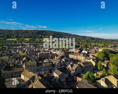 Luftaufnahme des Stadtzentrums von Otley und der umliegenden Wohngebäude. Eine Marktstadt in West Yorkshire mit Reihenhäusern. Stockfoto