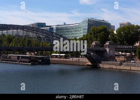 Paris, Frankreich - Juli 14: Die Eisenbrücke Viaduc d'Austerlit am 14. Juli 2022 Stockfoto