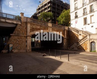 Paris, Frankreich - Juli 13: Menschen, die in der Rue du Chevaleret spazieren gehen. Quartier de la Gare, 13. Arrondissement am 13. Juli 2022 Stockfoto