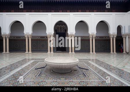 Paris, Frankreich - Juli 14: Das Innere der Großen Moschee von Paris voller schöner Mosaiken am 14. Juli 2022 Stockfoto