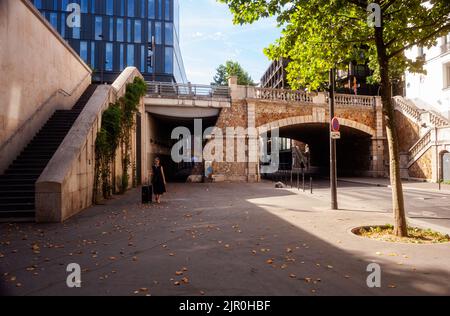 Paris, Frankreich - Juli 13: Menschen, die in der Rue du Chevaleret spazieren gehen. Quartier de la Gare, 13. Arrondissement am 13. Juli 2022 Stockfoto