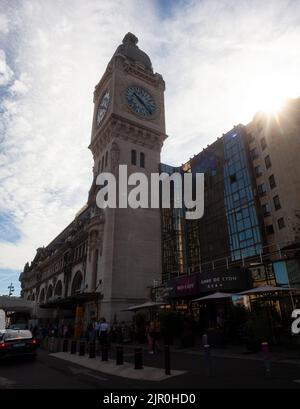 Paris, Frankreich - Juli 14: Blick auf den Glockenturm des Gare de Lyon in Paris am 14. Juli 2022 Stockfoto