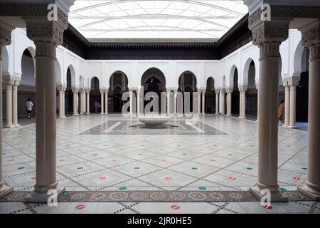 Paris, Frankreich - Juli 14: Das Innere der Großen Moschee von Paris voller schöner Mosaiken am 14. Juli 2022 Stockfoto