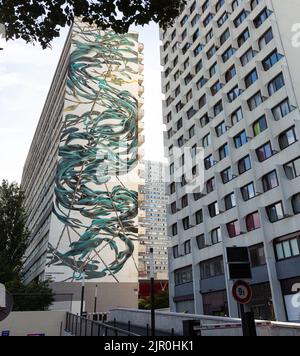 Paris, Frankreich - 14. Juli: Blick auf die riesigen Murales, die der Künstler Pantonio am 14. Juli 2022 auf dem Turm von Siena auf dem Place de Vénétie gemalt hat Stockfoto