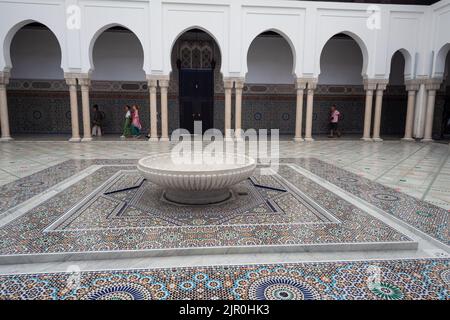 Paris, Frankreich - Juli 14: Das Innere der Großen Moschee von Paris voller schöner Mosaiken am 14. Juli 2022 Stockfoto