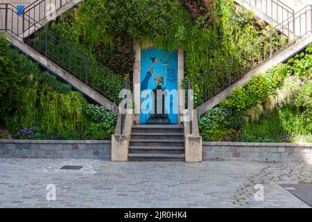 Paris, Frankreich - Juli 14: Die Escalier Végétalisé, Treppe auf der Rue Rollin im 5.. Arrondissement von Paris. Auf dem Brunnen die Murales von Les Léza Stockfoto