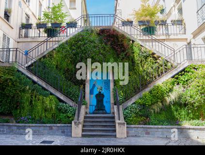 Paris, Frankreich - Juli 14: Die Escalier Végétalisé, Treppe auf der Rue Rollin im 5.. Arrondissement von Paris. Auf dem Brunnen die Murales von Les Léza Stockfoto
