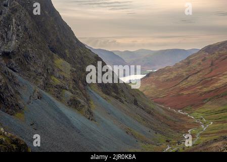 Episches Landschaftsbild mit Blick auf den Honister Pass nach Buttermere von Dale Head im Lake District während des Herbstuntergangs Stockfoto